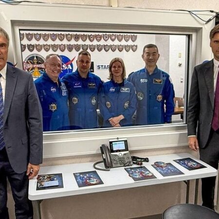 Глава Роскосмоса Дмитрий Баканов встретился с экипажем Crew Dragon перед полетом к МКС
